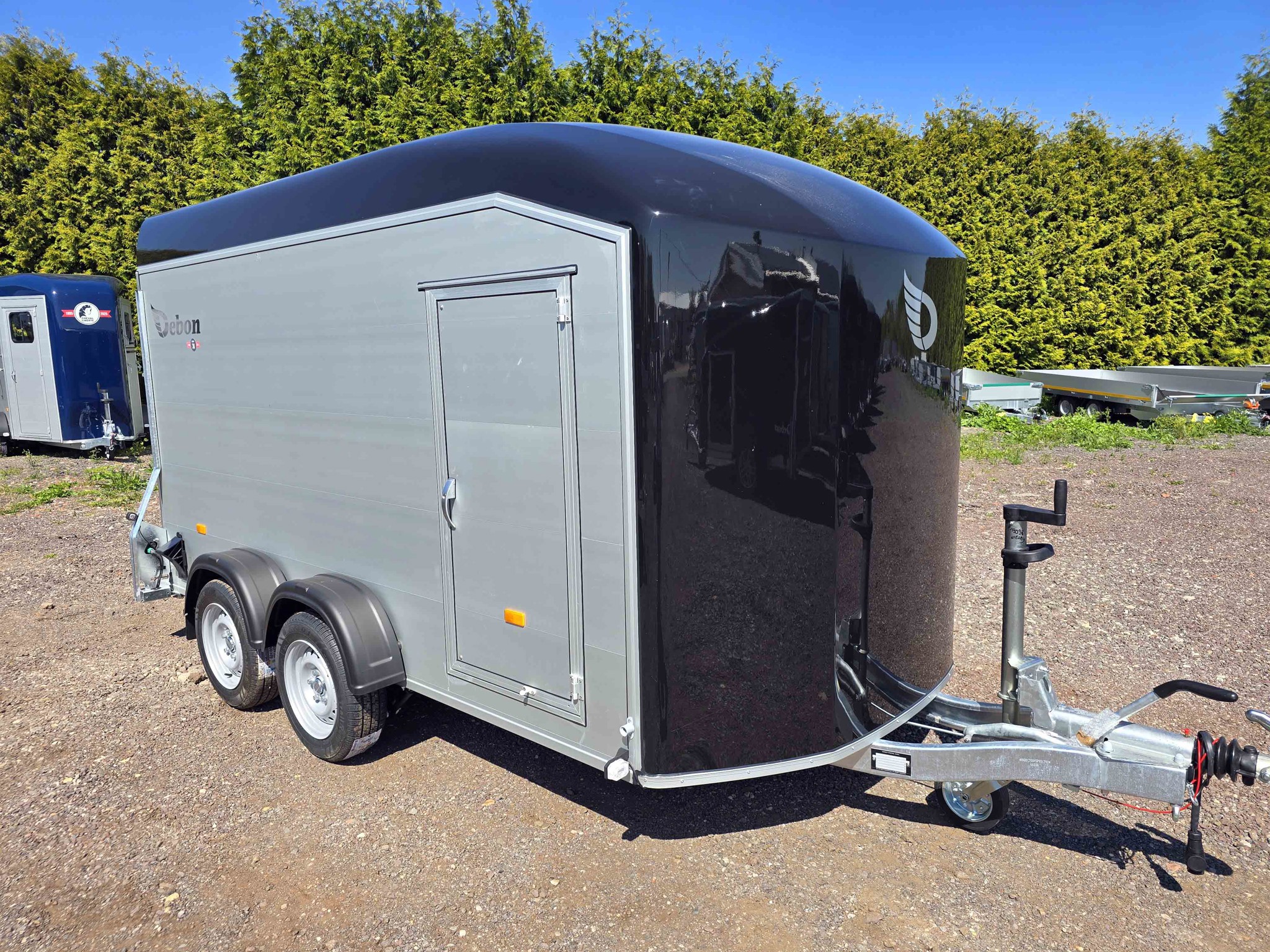 Bild von Debon Roadster C700 gebremster Aerodynamischer Kofferanhänger